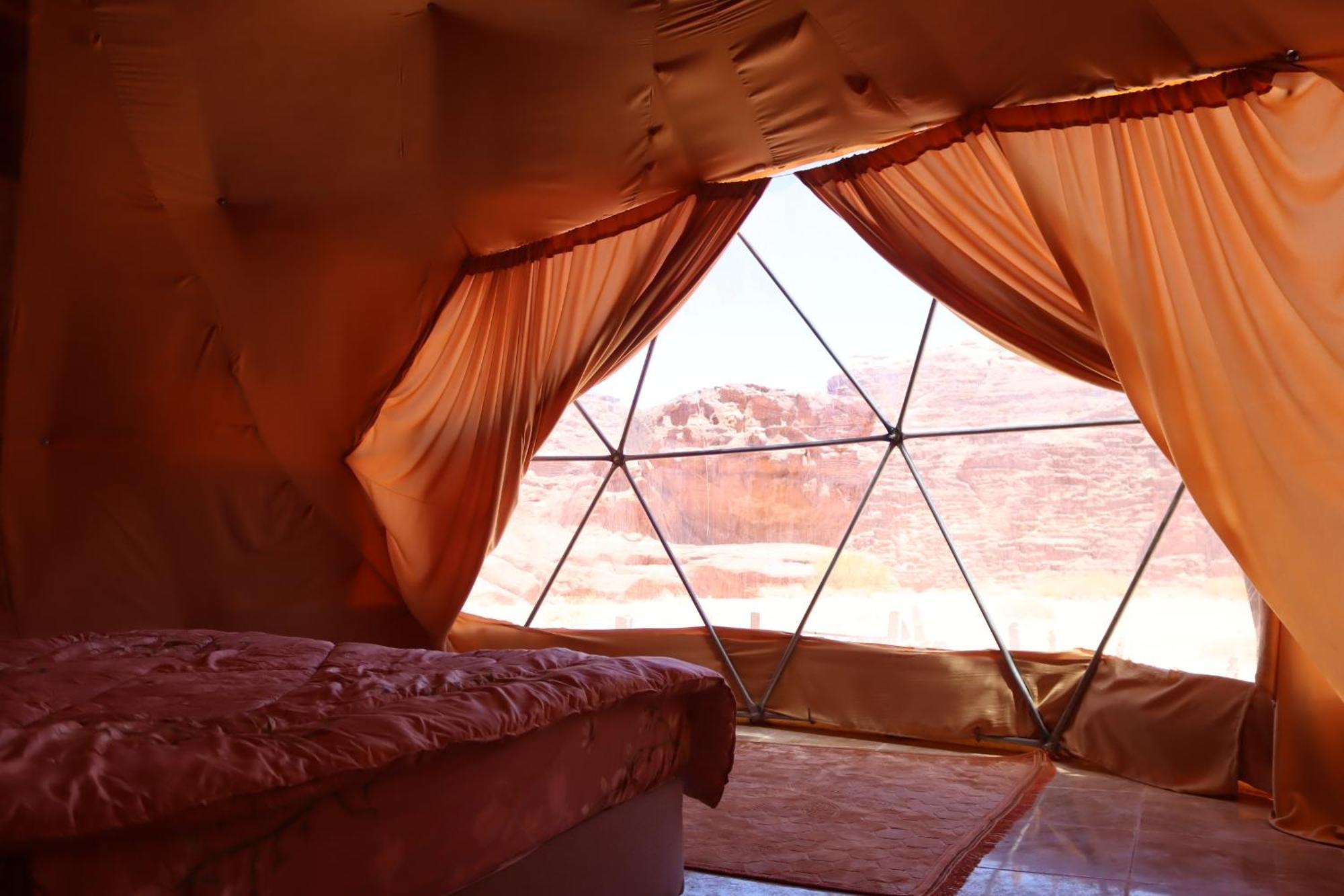 Wadi Rum Bubble Camp & Tour エクステリア 写真