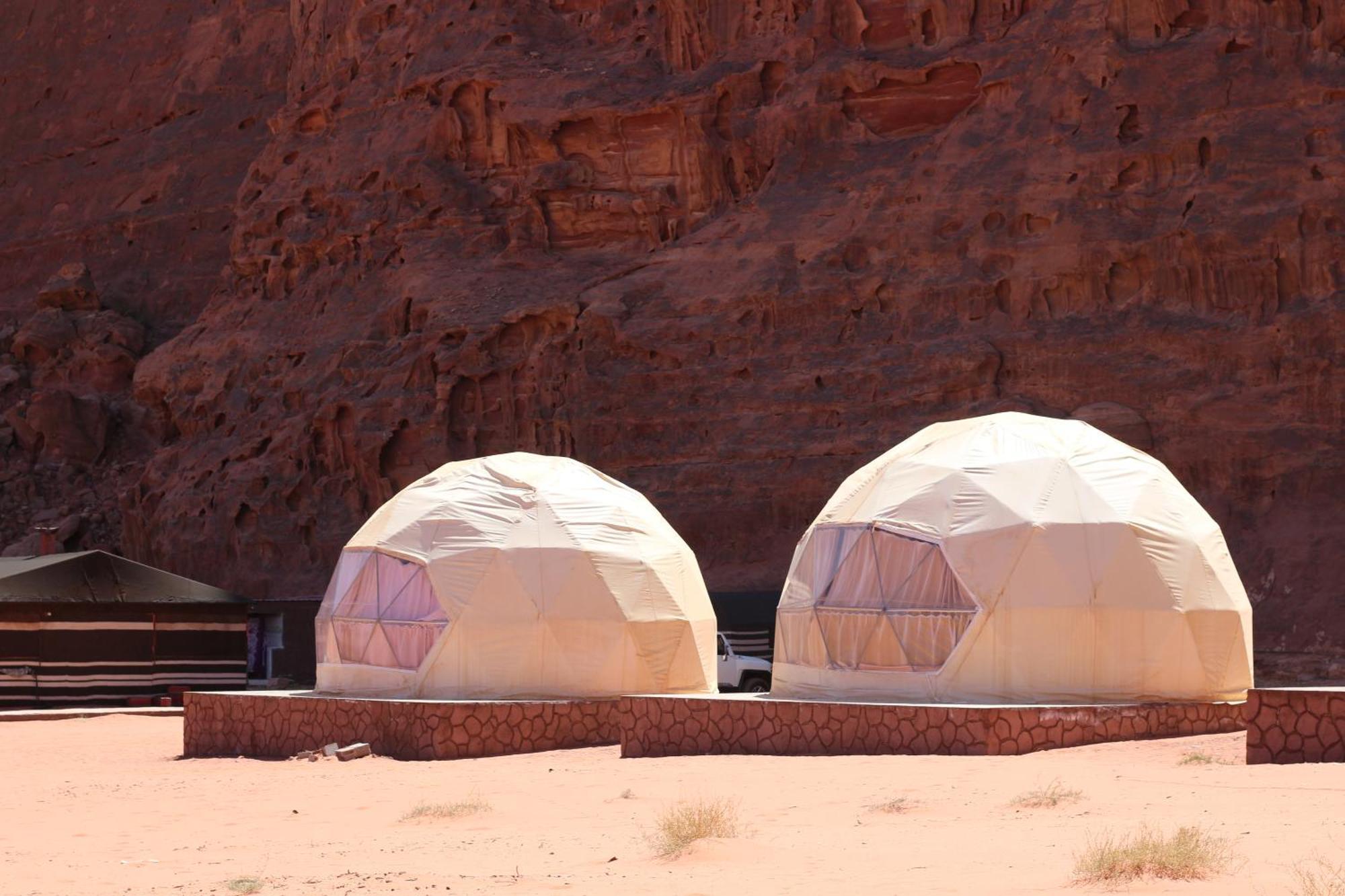 Wadi Rum Bubble Camp & Tour エクステリア 写真